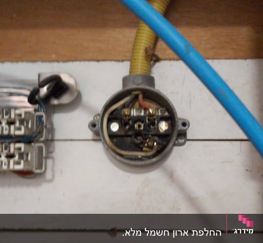 חיבורי חשמל עם חוטים צבעוניים וקופסת חיבורים